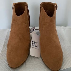 NWT Old Navy Size 7 Camel Booties, WATER AND STAIN RESISTANT!